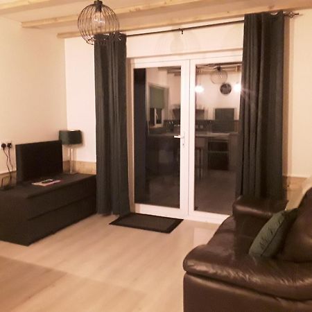 The Lodge Guesthouse Brittas Екстериор снимка