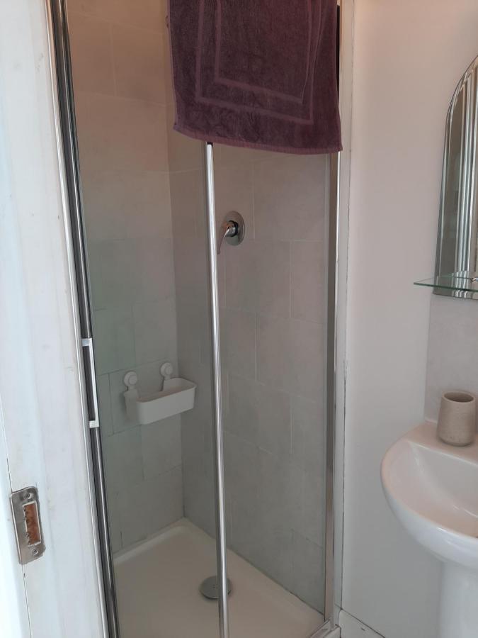 The Lodge Guesthouse Brittas Екстериор снимка