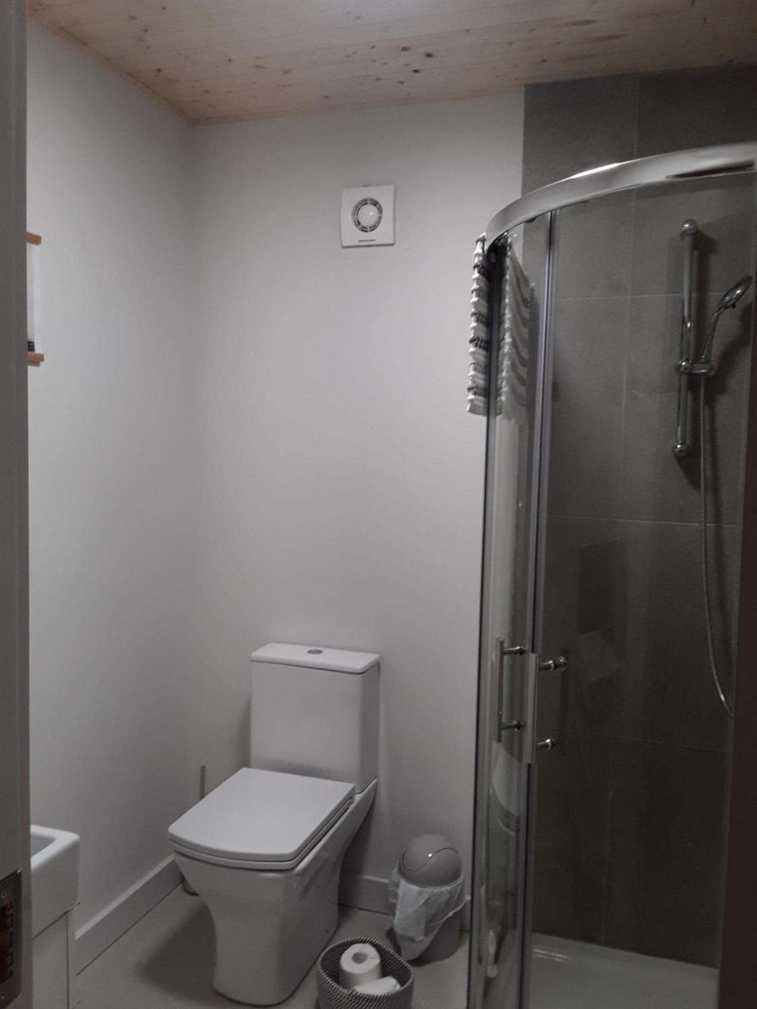The Lodge Guesthouse Brittas Екстериор снимка