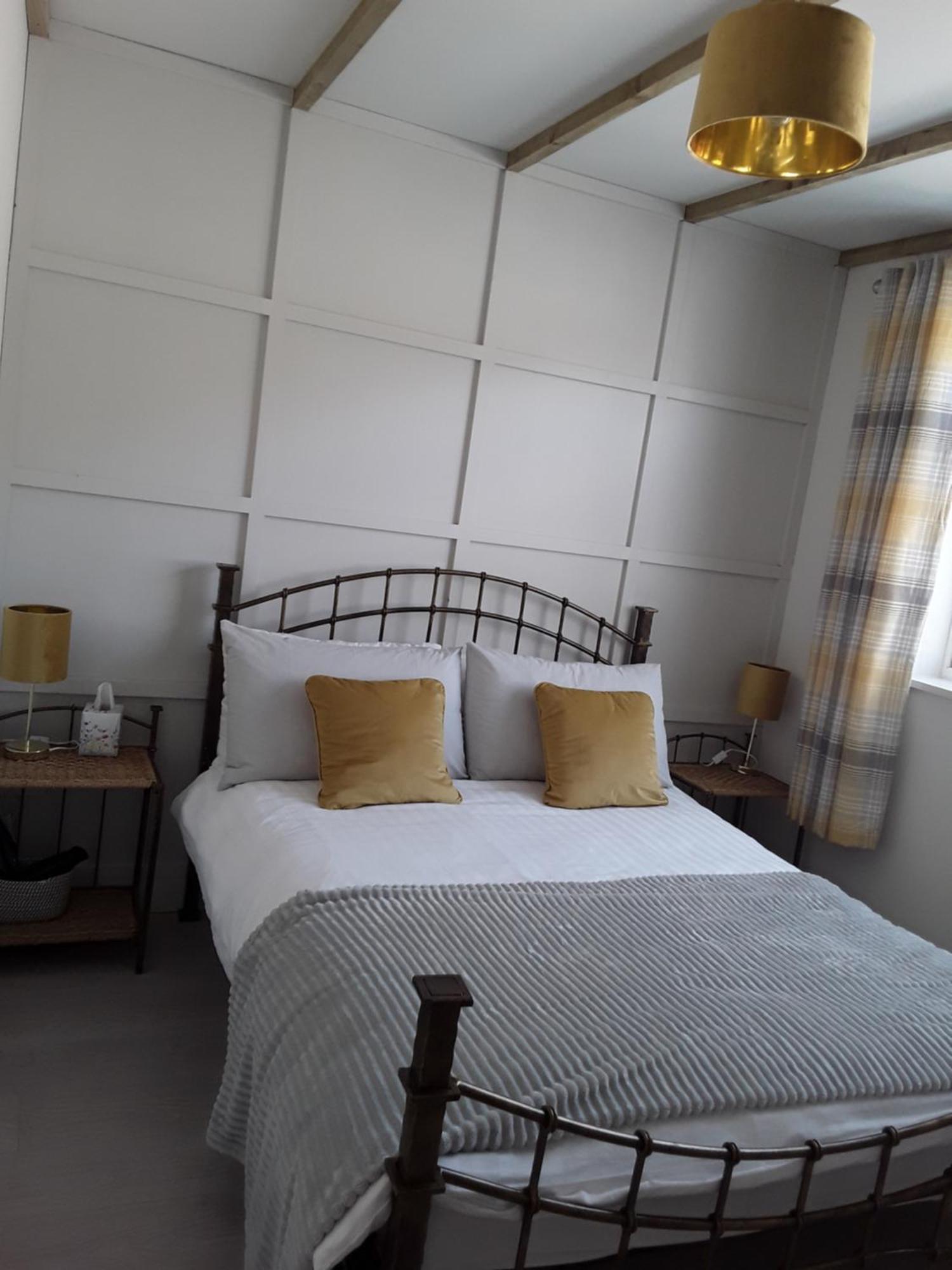 The Lodge Guesthouse Brittas Екстериор снимка