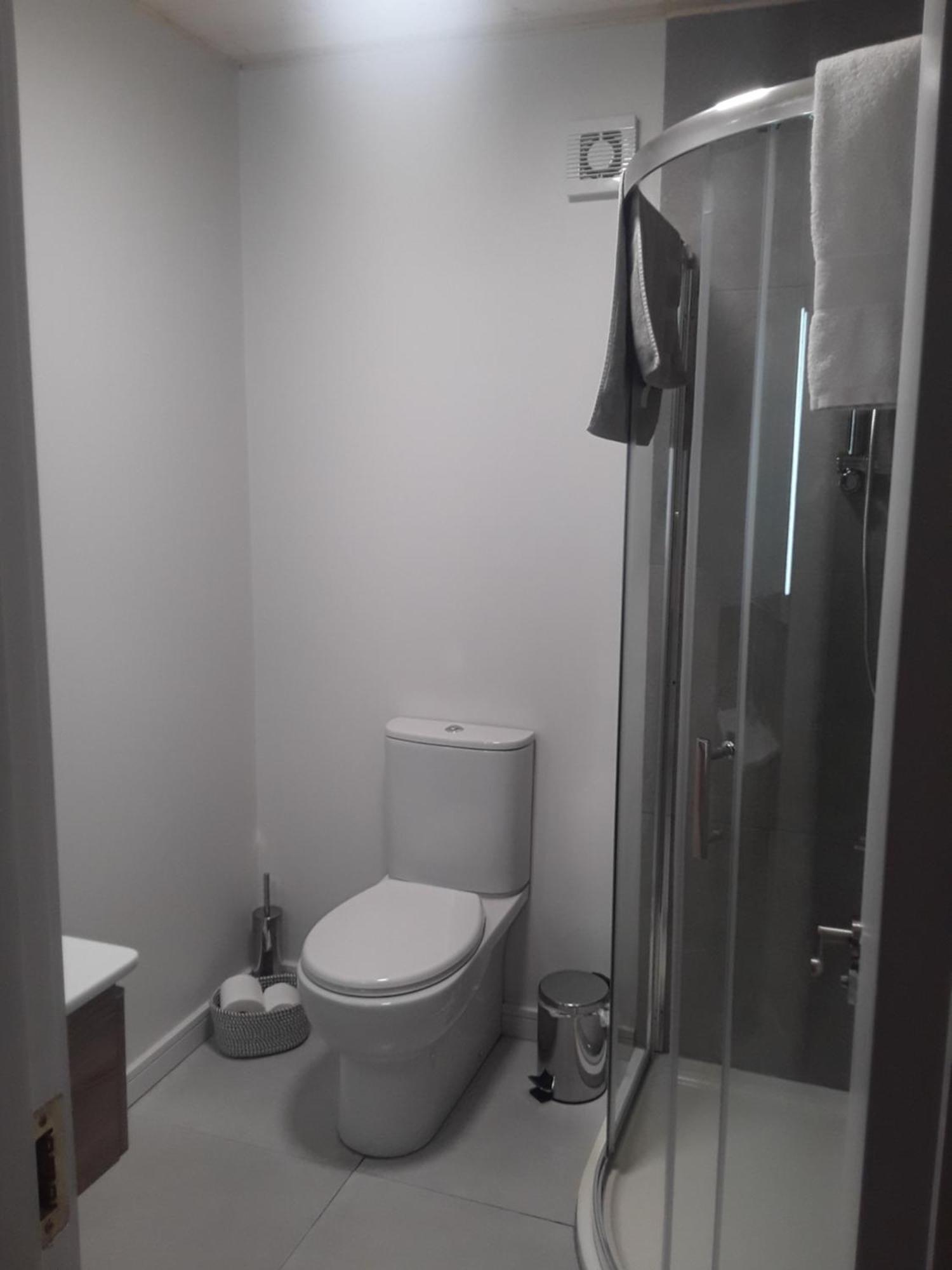 The Lodge Guesthouse Brittas Екстериор снимка