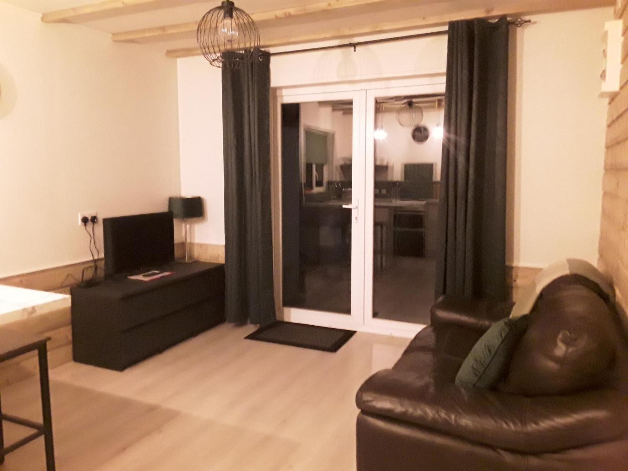 The Lodge Guesthouse Brittas Екстериор снимка