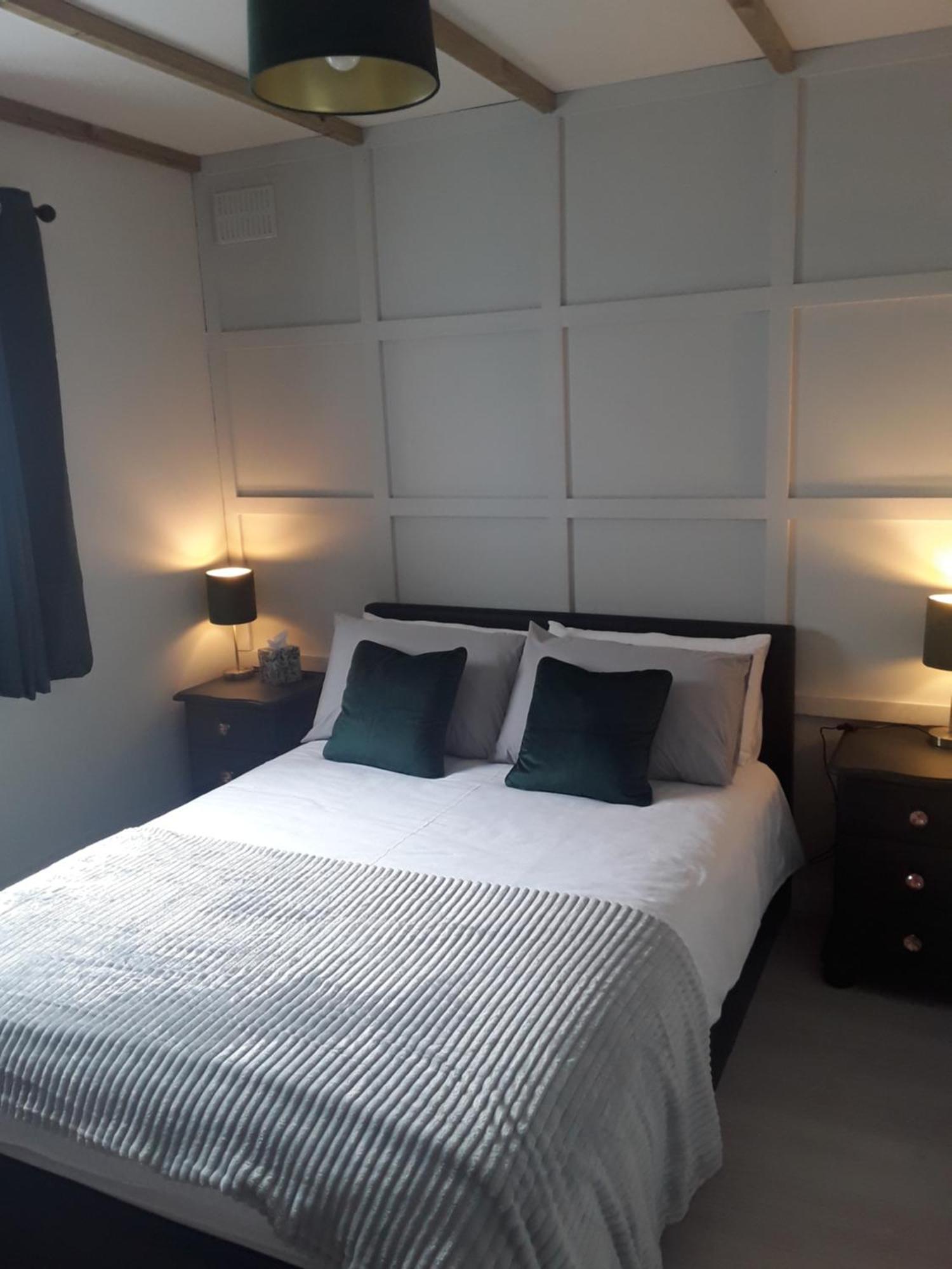The Lodge Guesthouse Brittas Екстериор снимка