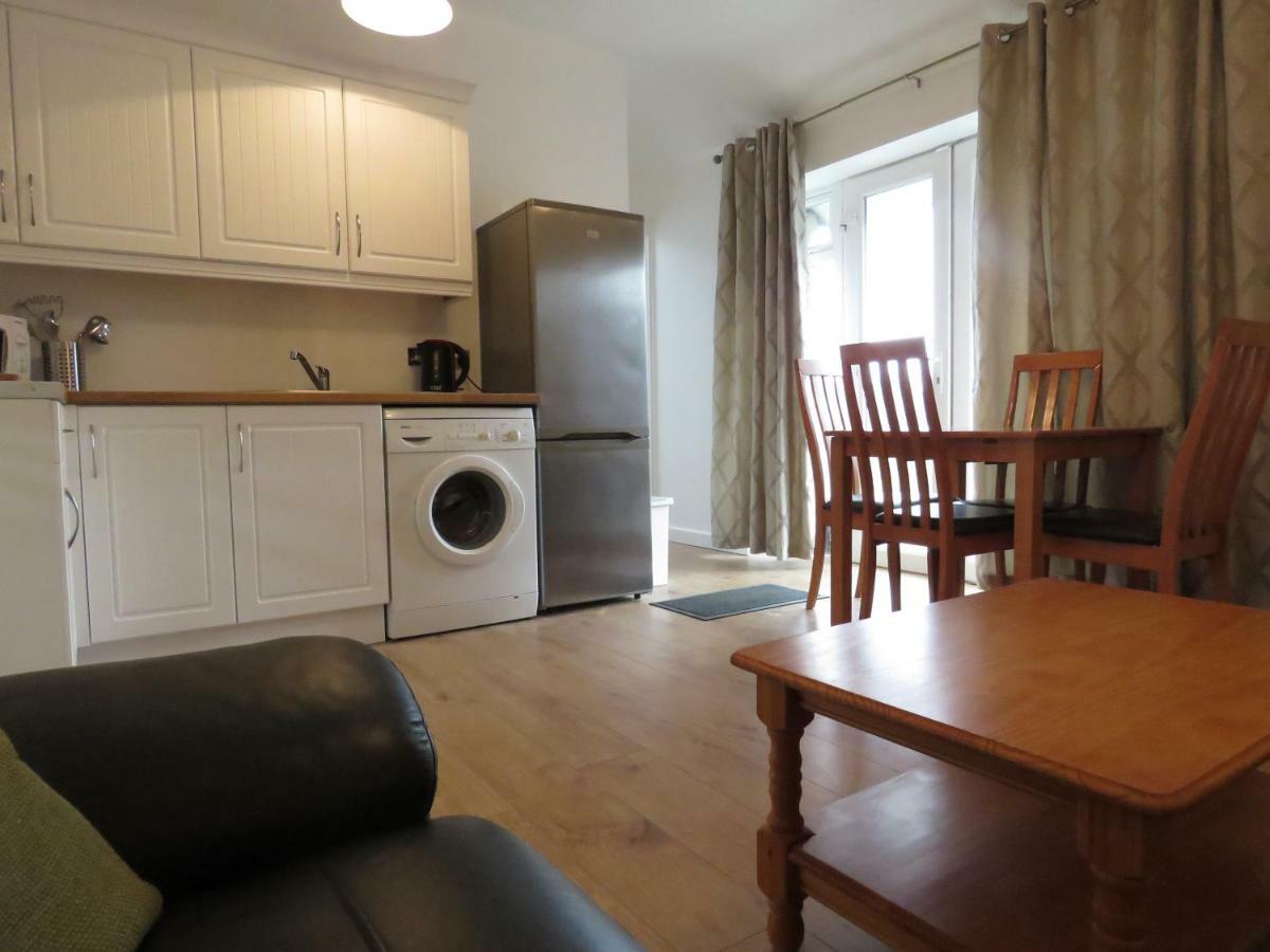 The Lodge Guesthouse Brittas Екстериор снимка