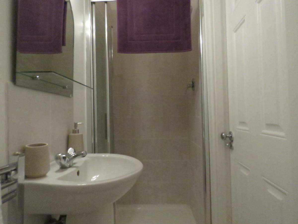 The Lodge Guesthouse Brittas Екстериор снимка