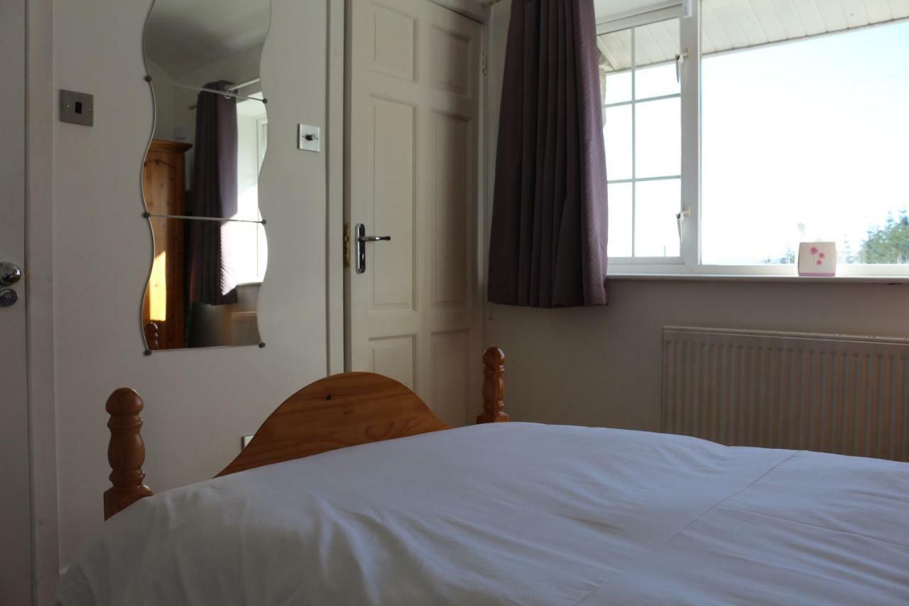 The Lodge Guesthouse Brittas Екстериор снимка