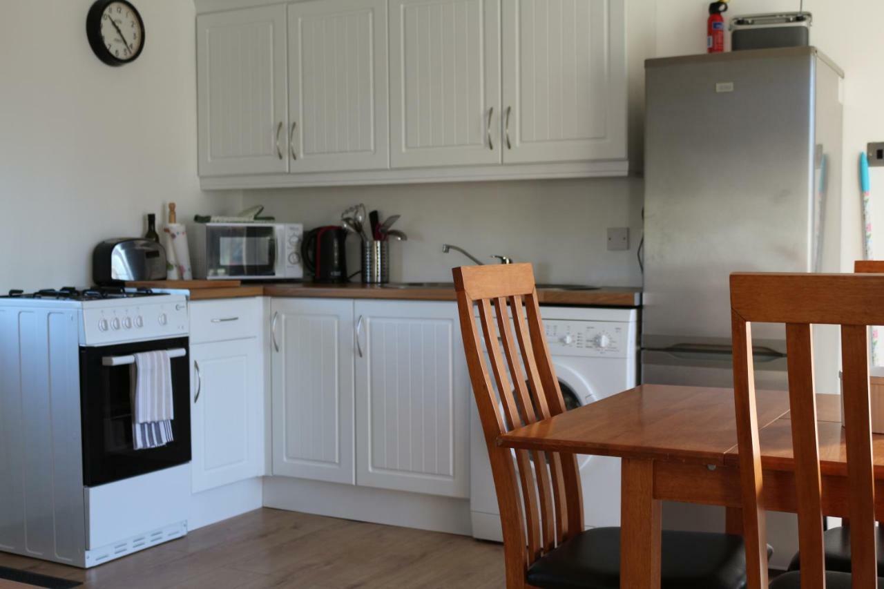 The Lodge Guesthouse Brittas Екстериор снимка
