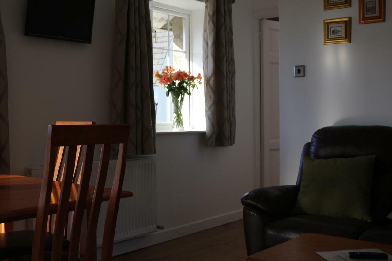 The Lodge Guesthouse Brittas Екстериор снимка