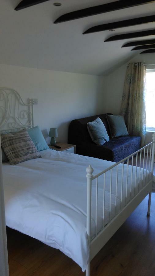 The Lodge Guesthouse Brittas Екстериор снимка