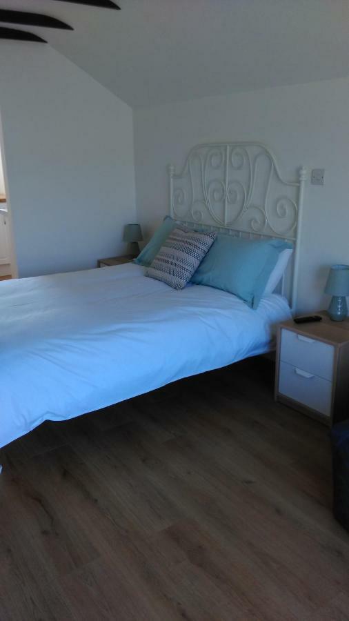 The Lodge Guesthouse Brittas Екстериор снимка