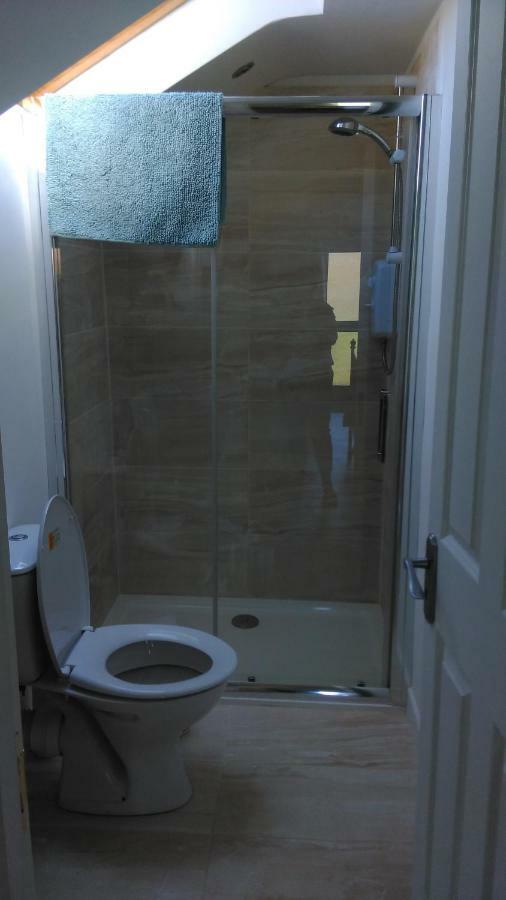 The Lodge Guesthouse Brittas Екстериор снимка