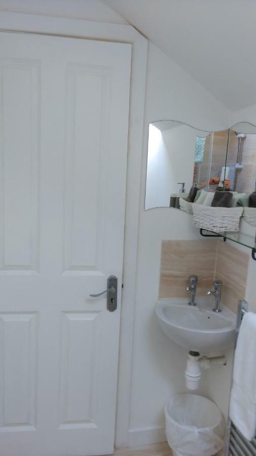 The Lodge Guesthouse Brittas Екстериор снимка